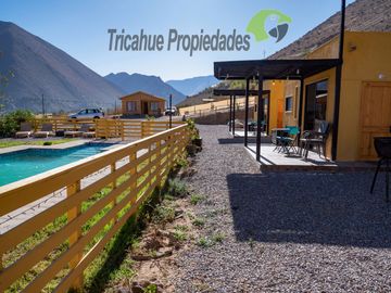 Terreno con cabañas amobladas para turistas y piscina, Valle del Elqui. $210 millones