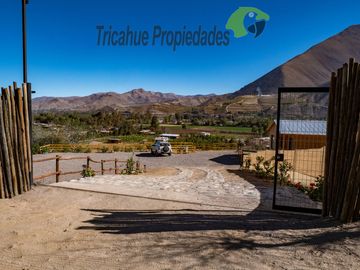 Terreno con cabañas amobladas para turistas y piscina, Valle del Elqui. $210 millones