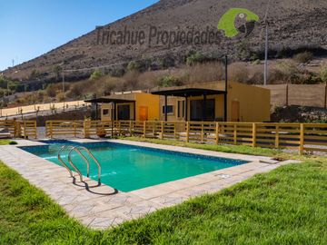 Terreno con cabañas amobladas para turistas y piscina, Valle del Elqui. $210 millones