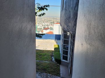 Hermosa casa con vista panorámica para actualizar