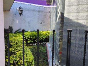 Hermosa casa con vista panorámica para actualizar