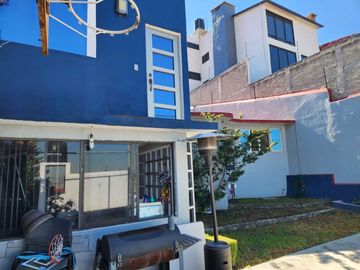 Hermosa casa con vista panorámica para actualizar