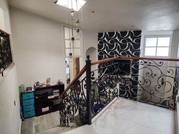 Hermosa casa con vista panorámica para actualizar