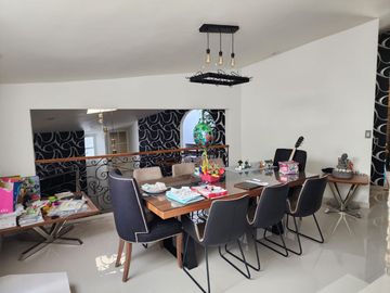 Hermosa casa con vista panorámica para actualizar