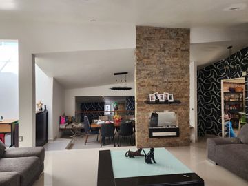 Hermosa casa con vista panorámica para actualizar