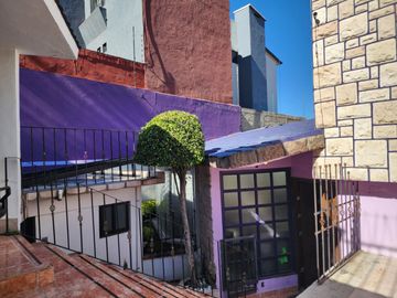 Hermosa casa con vista panorámica para actualizar