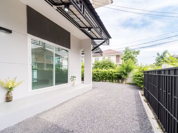 ขายบ้านเดี่ยว ตกแต่งใหม่ ใกล้สนามบินสุวรรณภูมิ เพียง 10 นาที