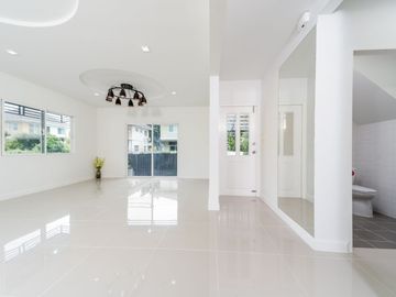 ขายบ้านเดี่ยว ตกแต่งใหม่ ใกล้สนามบินสุวรรณภูมิ เพียง 10 นาที