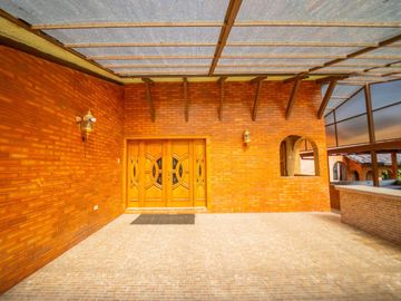 EN VENTA HERMOSA QUINTA EN MIRASIERRA SECTOR SUPERMAXI