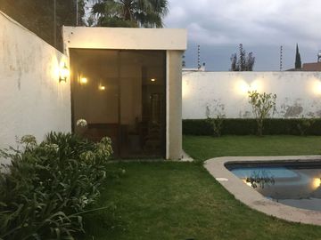 HERMOSA CASA EN VENTA LA CARCAÑA CON ALBERCA A PIE DE CALLE PUEBLA CHOLULA, MUY BUENA UBICACIÓN