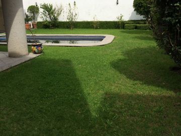HERMOSA CASA EN VENTA LA CARCAÑA CON ALBERCA A PIE DE CALLE PUEBLA CHOLULA, MUY BUENA UBICACIÓN