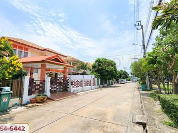 📌 Pruksa Village 7 - Pracha Uthit 90 (PRUKSA VILLAGE 7 - PRACHA UTHIT 90) Samut Prakan, 2-storey detached house in front of the house does not hit any