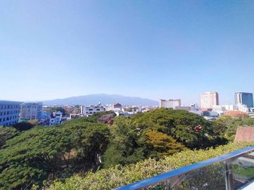 Luxury condo for sale in the city on Chang Khlan Road, best location, convenient travel, close to Night Bazaar, Tha Phae, airport only 10 minutes, ful