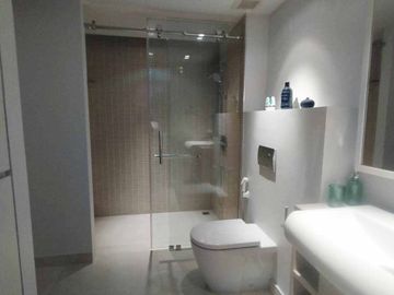 Luxury condo for sale in the city on Chang Khlan Road, best location, convenient travel, close to Night Bazaar, Tha Phae, airport only 10 minutes, ful