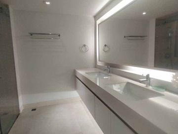 Luxury condo for sale in the city on Chang Khlan Road, best location, convenient travel, close to Night Bazaar, Tha Phae, airport only 10 minutes, ful