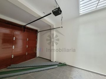 DEPARTAMENTO CON COCHERA EN PRIMER PISO COSTADO DE LA UNIVERSIDAD SIPAN