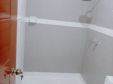 DEPARTAMENTO CON COCHERA EN PRIMER PISO COSTADO DE LA UNIVERSIDAD SIPAN