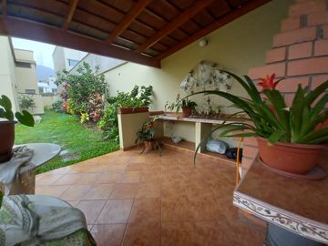 Venta de Hermosa Casa de 2 plantas en La Molina
