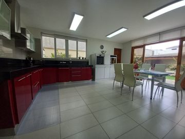 Venta de Hermosa Casa de 2 plantas en La Molina