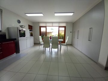 Venta de Hermosa Casa de 2 plantas en La Molina