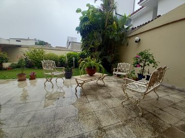 Venta de Hermosa Casa de 2 plantas en La Molina