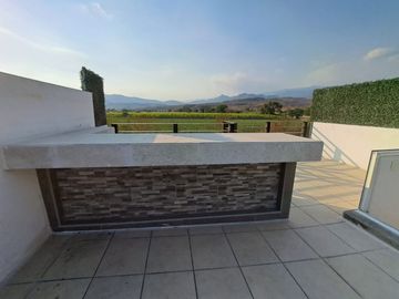 CASA EN VENTA DE 4 RECÁMARAS CON ROOF GARDEN, ALBERCA Y EXCELENTES ÁREAS VERDES.