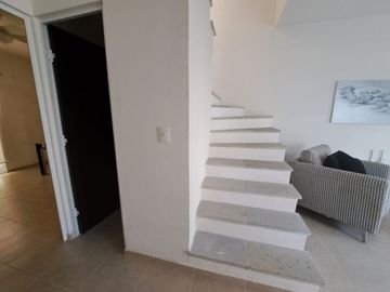CASA EN VENTA DE 4 RECÁMARAS CON ROOF GARDEN, ALBERCA Y EXCELENTES ÁREAS VERDES.