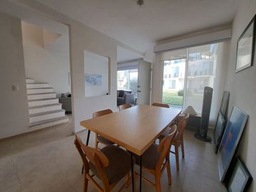 CASA EN VENTA DE 4 RECÁMARAS CON ROOF GARDEN, ALBERCA Y EXCELENTES ÁREAS VERDES.