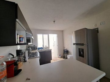 CASA EN VENTA DE 4 RECÁMARAS CON ROOF GARDEN, ALBERCA Y EXCELENTES ÁREAS VERDES.