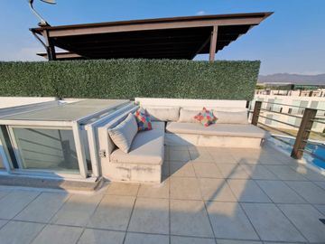 CASA EN VENTA DE 4 RECÁMARAS CON ROOF GARDEN, ALBERCA Y EXCELENTES ÁREAS VERDES.