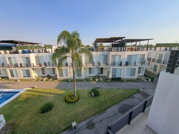 CASA EN VENTA DE 4 RECÁMARAS CON ROOF GARDEN, ALBERCA Y EXCELENTES ÁREAS VERDES.