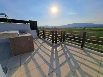 CASA EN VENTA DE 4 RECÁMARAS CON ROOF GARDEN, ALBERCA Y EXCELENTES ÁREAS VERDES.