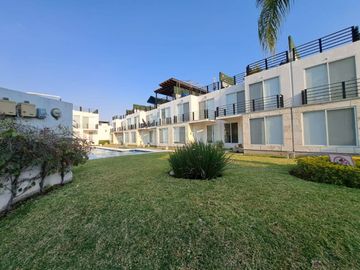 CASA EN VENTA DE 4 RECÁMARAS CON ROOF GARDEN, ALBERCA Y EXCELENTES ÁREAS VERDES.