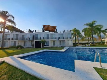 CASA EN VENTA DE 4 RECÁMARAS CON ROOF GARDEN, ALBERCA Y EXCELENTES ÁREAS VERDES.