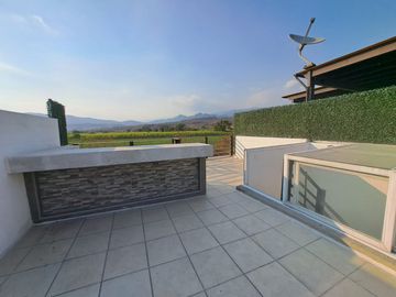 CASA EN VENTA DE 4 RECÁMARAS CON ROOF GARDEN, ALBERCA Y EXCELENTES ÁREAS VERDES.