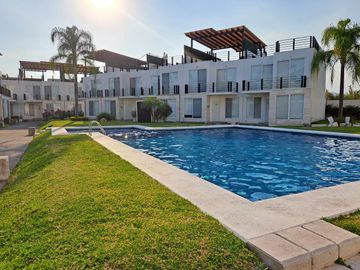 CASA EN VENTA DE 4 RECÁMARAS CON ROOF GARDEN, ALBERCA Y EXCELENTES ÁREAS VERDES.