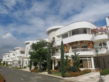 VENTA ESPACIOSA CASA ESTILO UNICO, ESPAÑOL..!! ESTRATEGICA UBICACION..