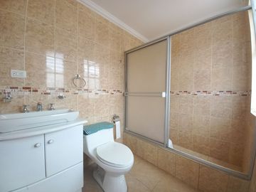 AMPLIA CASA EN VENTA UBICADA EN YE DEL CEBOLLAR A 5 MIN DE LA BASILICA U. CATOLICA