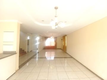 AMPLIA CASA EN VENTA UBICADA EN YE DEL CEBOLLAR A 5 MIN DE LA BASILICA U. CATOLICA