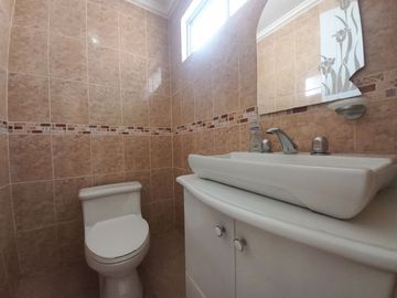 AMPLIA CASA EN VENTA UBICADA EN YE DEL CEBOLLAR A 5 MIN DE LA BASILICA U. CATOLICA