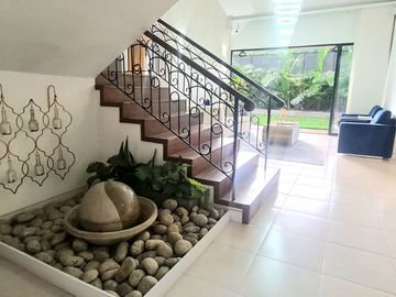 SE VENDE CASA INDEPENDIENTE EN LA FLORA, CALI, COLOMBIA, ZONA NORTE.