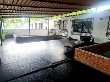 SE VENDE CASA INDEPENDIENTE EN LA FLORA, CALI, COLOMBIA, ZONA NORTE.