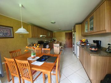 Venta Casa Cumbayá - Lumbisí, Urb. Santa Elena, Contrucción 488 m², T - 405 M²,$400.000