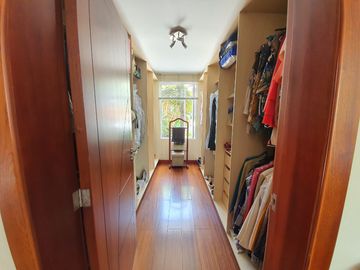 Venta Casa Cumbayá - Lumbisí, Urb. Santa Elena, Contrucción 488 m², T - 405 M²,$400.000