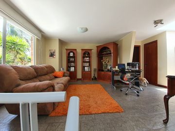 Venta Casa Cumbayá - Lumbisí, Urb. Santa Elena, Contrucción 488 m², T - 405 M²,$400.000
