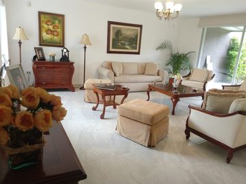 Venta Casa Cumbayá - Lumbisí, Urb. Santa Elena, Contrucción 488 m², T - 405 M²,$400.000