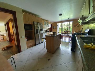 Venta Casa Cumbayá - Lumbisí, Urb. Santa Elena, Contrucción 488 m², T - 405 M²,$400.000