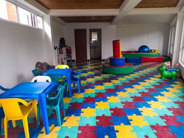 VENTA de CASA CLUB LOS LAGARTOS, cerca a CC TITAN PLAZA, CC Parque la Colina, Av Boyacá, Estación Transmilenio, Calle 80, Calle 127 y Parque Los Lagar