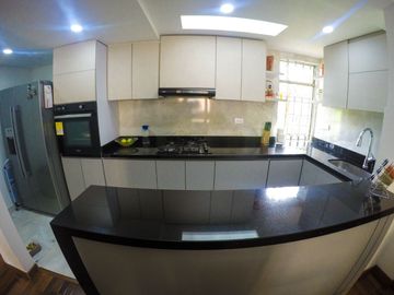 VENTA de CASA CLUB LOS LAGARTOS, cerca a CC TITAN PLAZA, CC Parque la Colina, Av Boyacá, Estación Transmilenio, Calle 80, Calle 127 y Parque Los Lagar