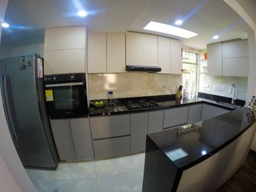 VENTA de CASA CLUB LOS LAGARTOS, cerca a CC TITAN PLAZA, CC Parque la Colina, Av Boyacá, Estación Transmilenio, Calle 80, Calle 127 y Parque Los Lagar